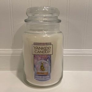 Yankee Candle ‘Snow Globe Wonderland’ ❄️ candle 🕯️
Brand New!! 
1 wick!